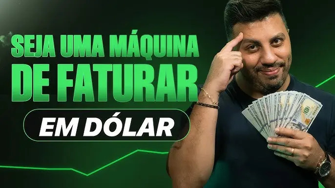 Caio Calderaro segurando dólares — Máquina de Vender em Dólar